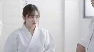 後學妹换上情趣絲襪被操到腿軟還被射滿臉